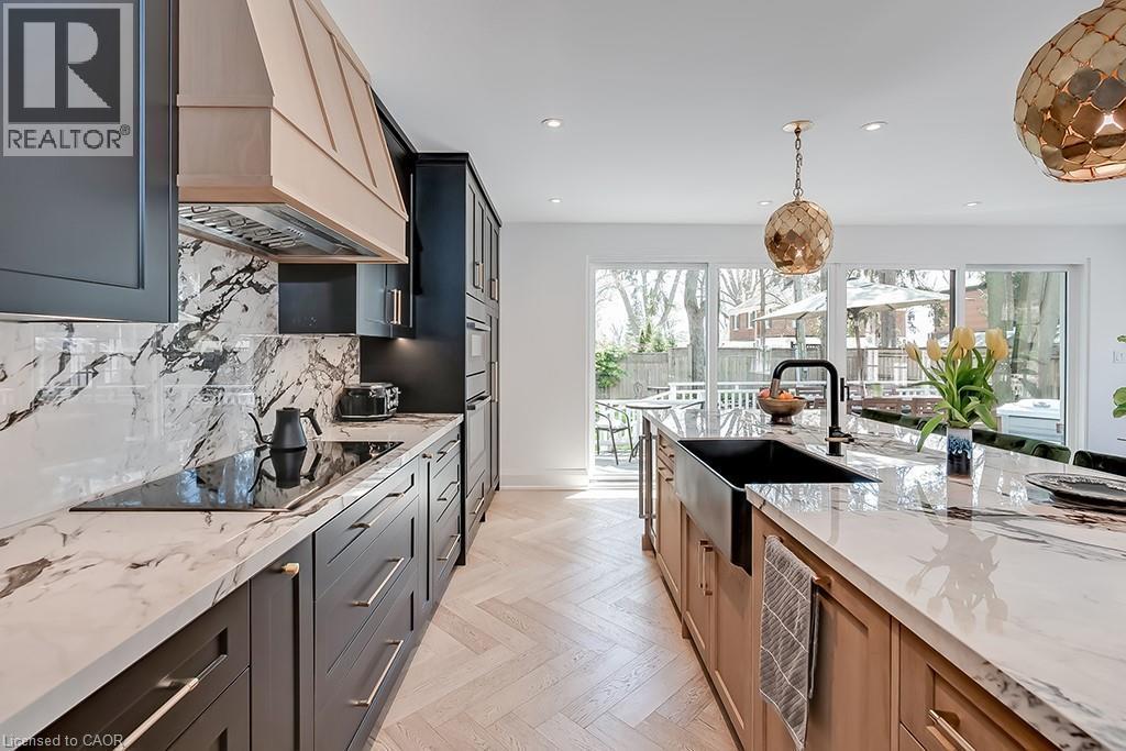 1060 Mohawk Road, Burlington, ON - Indoor Photo Showing Kitchen With Upgraded Kitchen