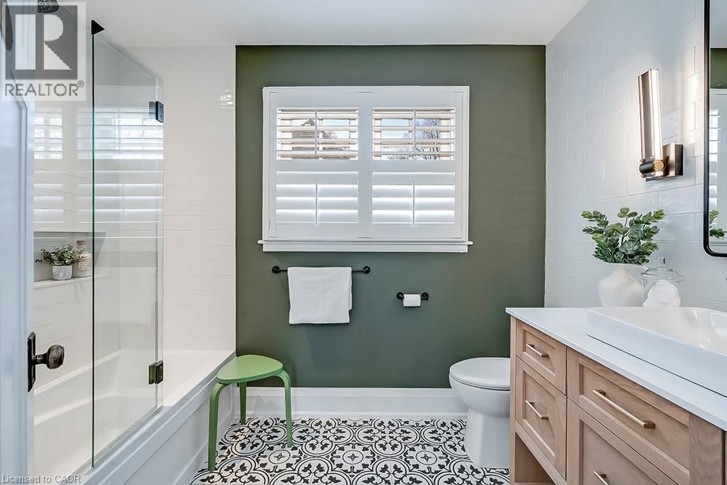 1060 Mohawk Road, Burlington, ON - Indoor Photo Showing Bathroom