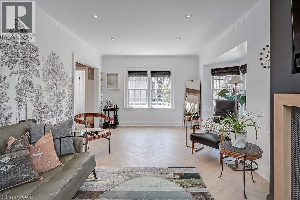 1060 Mohawk Road, Burlington, ON - Indoor Photo Showing Living Room