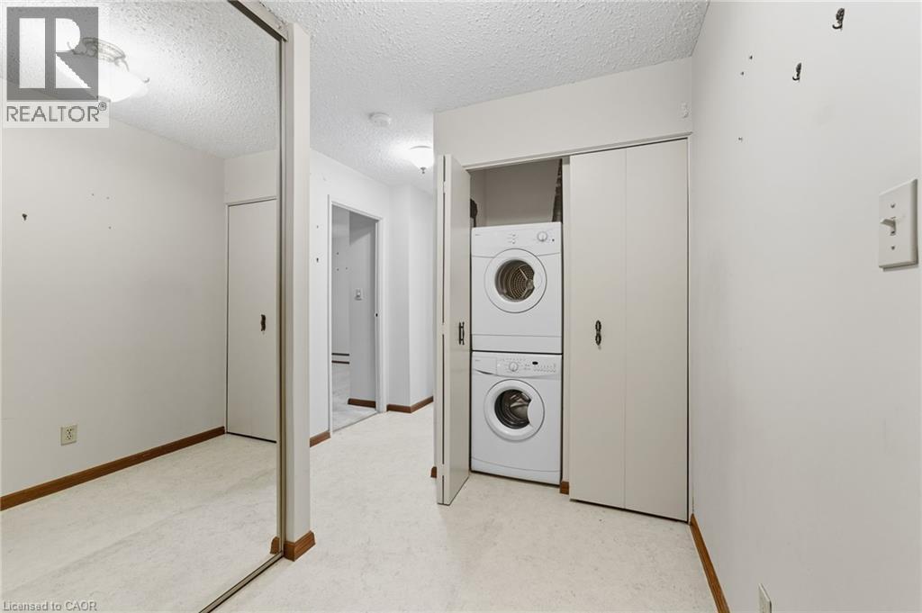 400 Champlain Boulevard Unit# 305, Cambridge, ON - Indoor Photo Showing Laundry Room