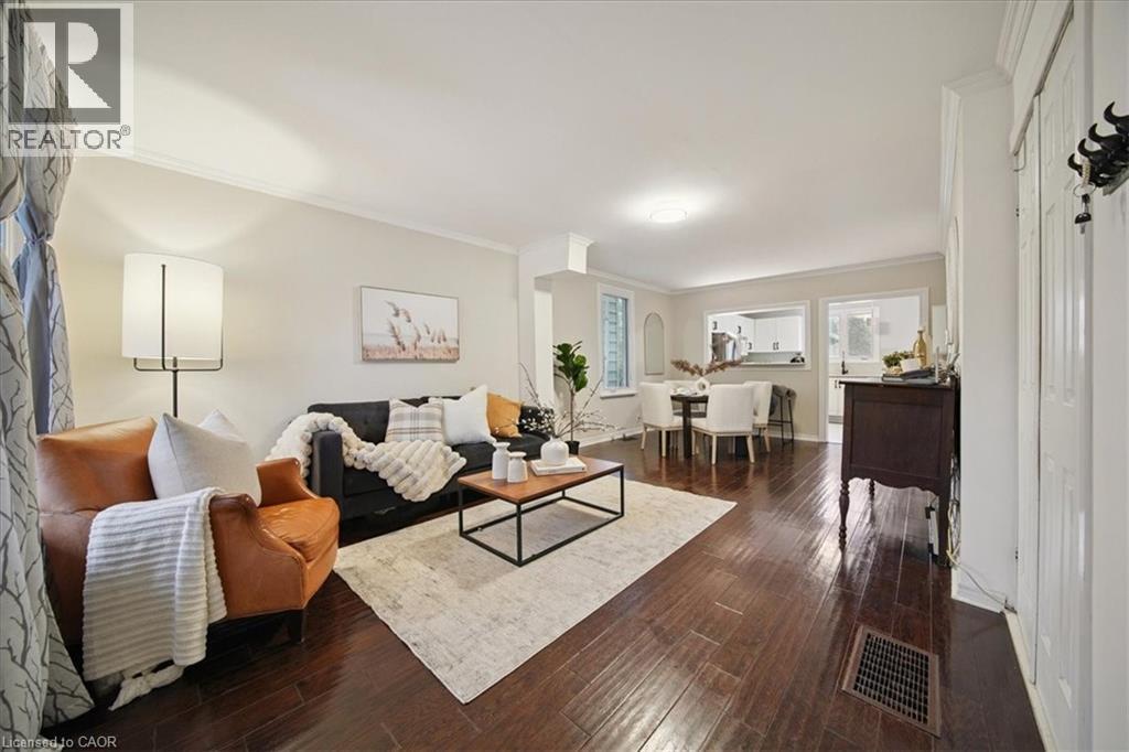 171 Paling Avenue, Hamilton, ON - Indoor Photo Showing Living Room