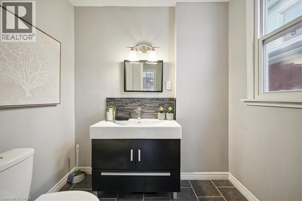 171 Paling Avenue, Hamilton, ON - Indoor Photo Showing Bathroom
