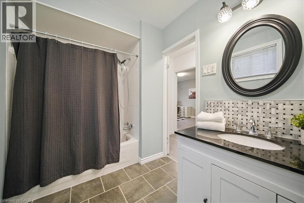 171 Paling Avenue, Hamilton, ON - Indoor Photo Showing Bathroom