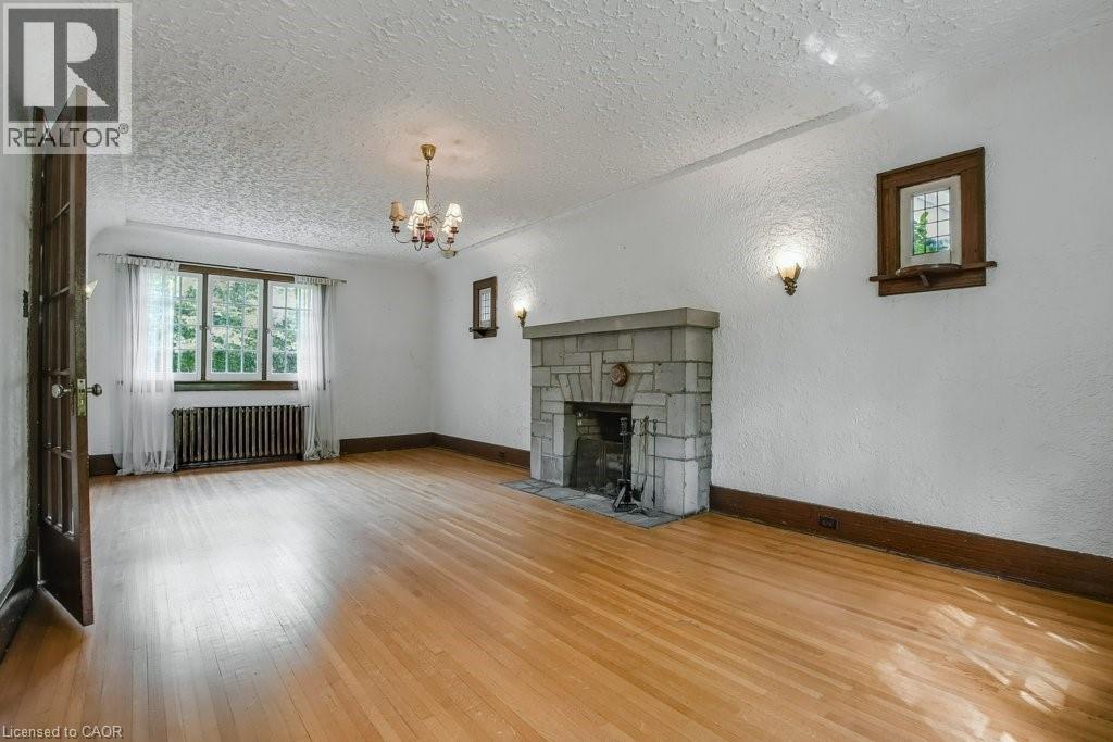 128 River Road, Welland, ON - Indoor Photo Showing Living Room With Fireplace