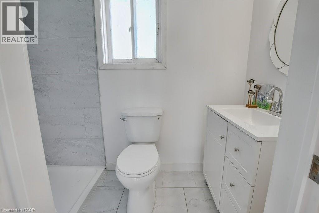 128 River Road, Welland, ON - Indoor Photo Showing Bathroom