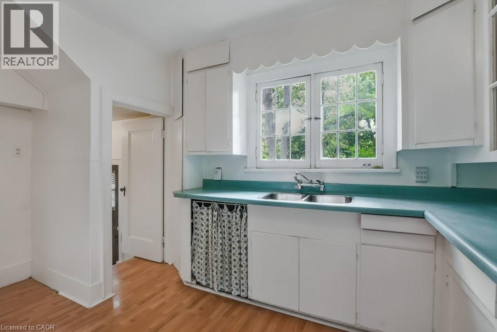 128 River Road, Welland, ON - Indoor Photo Showing Kitchen With Double Sink