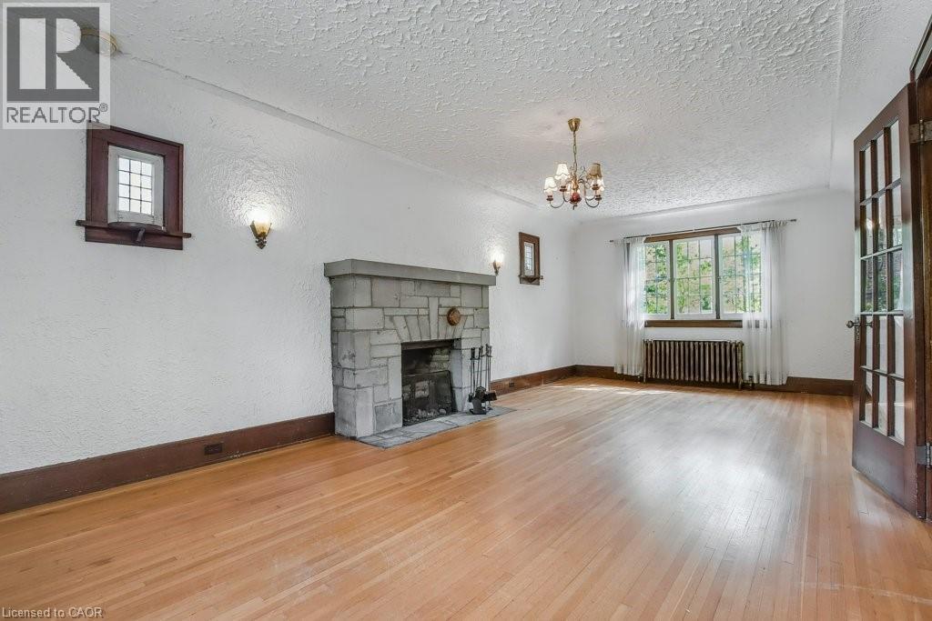 128 River Road, Welland, ON - Indoor Photo Showing Living Room With Fireplace
