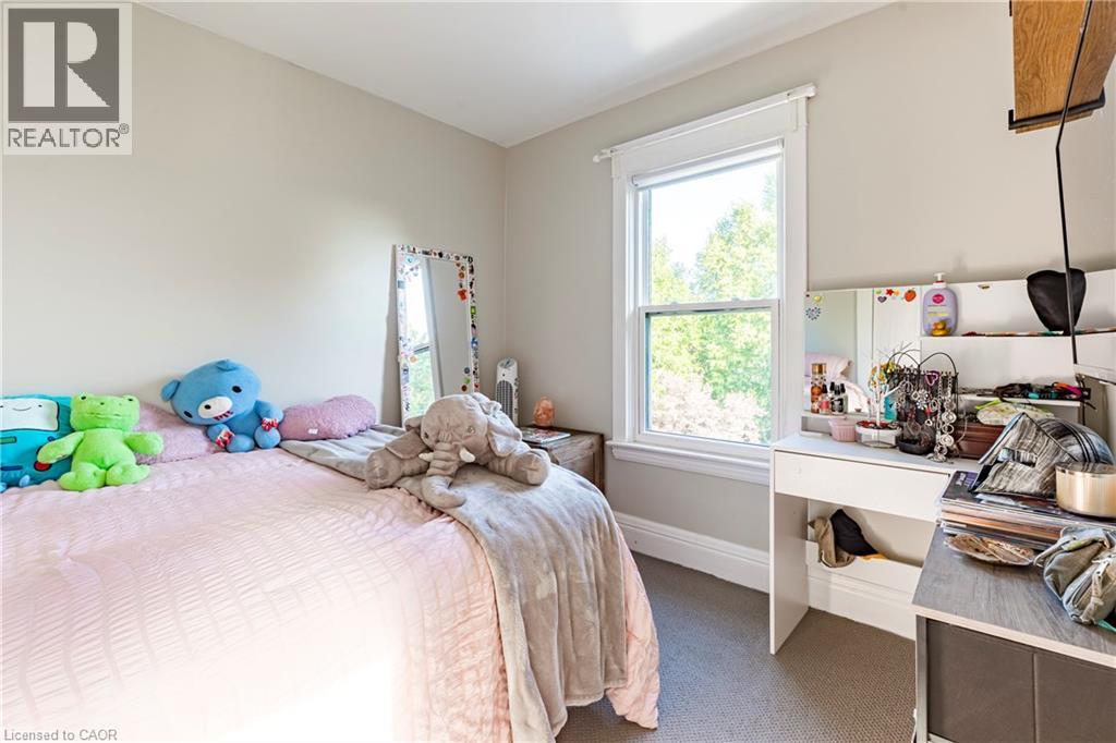 Bedroom with carpet and baseboards - 58 Chatham Street, Hamilton, ON - Indoor Photo Showing Bedroom