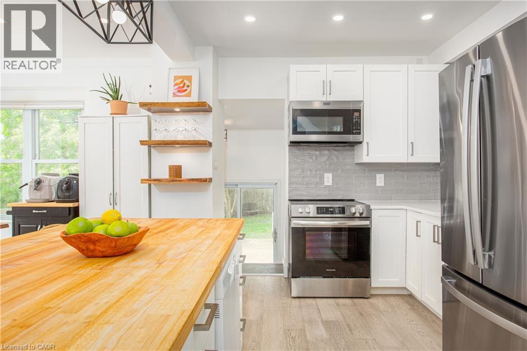 826 Beach Boulevard, Hamilton, ON - Indoor Photo Showing Kitchen