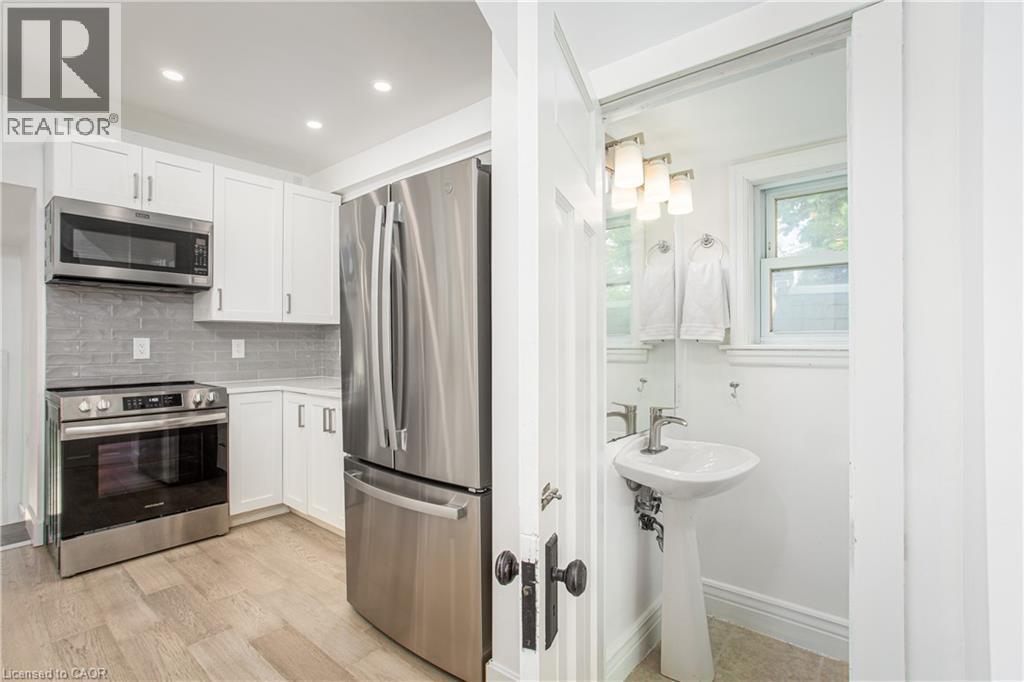 826 Beach Boulevard, Hamilton, ON - Indoor Photo Showing Kitchen
