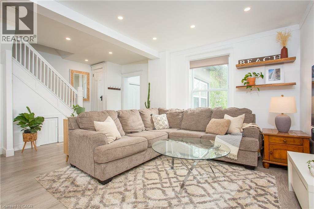 826 Beach Boulevard, Hamilton, ON - Indoor Photo Showing Living Room