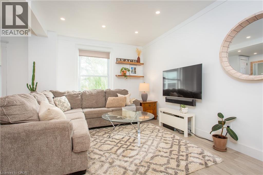 826 Beach Boulevard, Hamilton, ON - Indoor Photo Showing Living Room