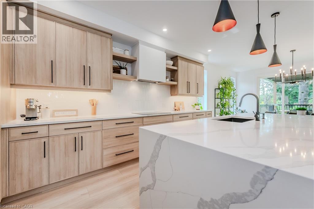 195 Riverbank Drive, Cambridge, ON - Indoor Photo Showing Kitchen With Upgraded Kitchen