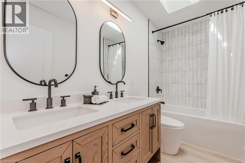 195 Riverbank Drive, Cambridge, ON - Indoor Photo Showing Bathroom