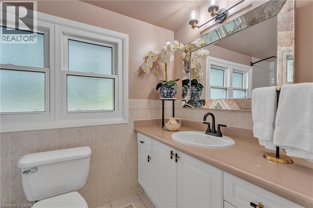 316 Fennell Avenue W, Hamilton, ON - Indoor Photo Showing Bathroom