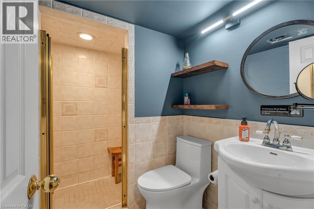 316 Fennell Avenue W, Hamilton, ON - Indoor Photo Showing Bathroom