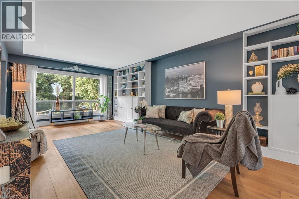 316 Fennell Avenue W, Hamilton, ON - Indoor Photo Showing Living Room