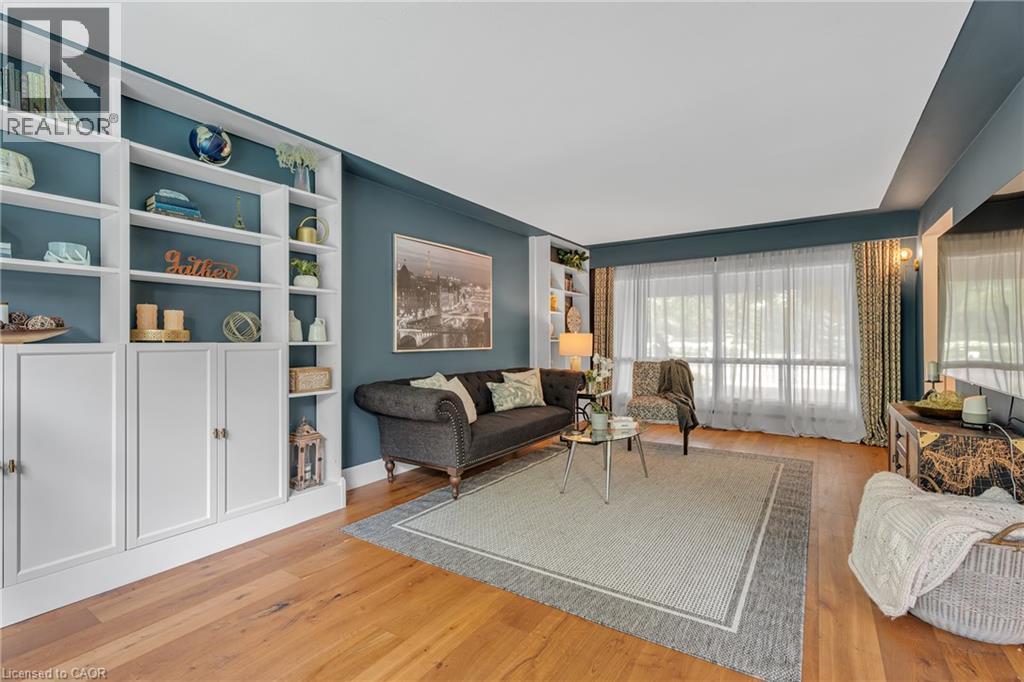 316 Fennell Avenue W, Hamilton, ON - Indoor Photo Showing Living Room