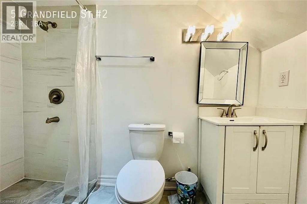 5 Grandfield Street, Hamilton, ON - Indoor Photo Showing Bathroom