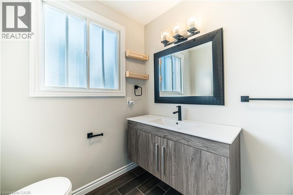 100 North Park Street, Brantford, ON - Indoor Photo Showing Bathroom