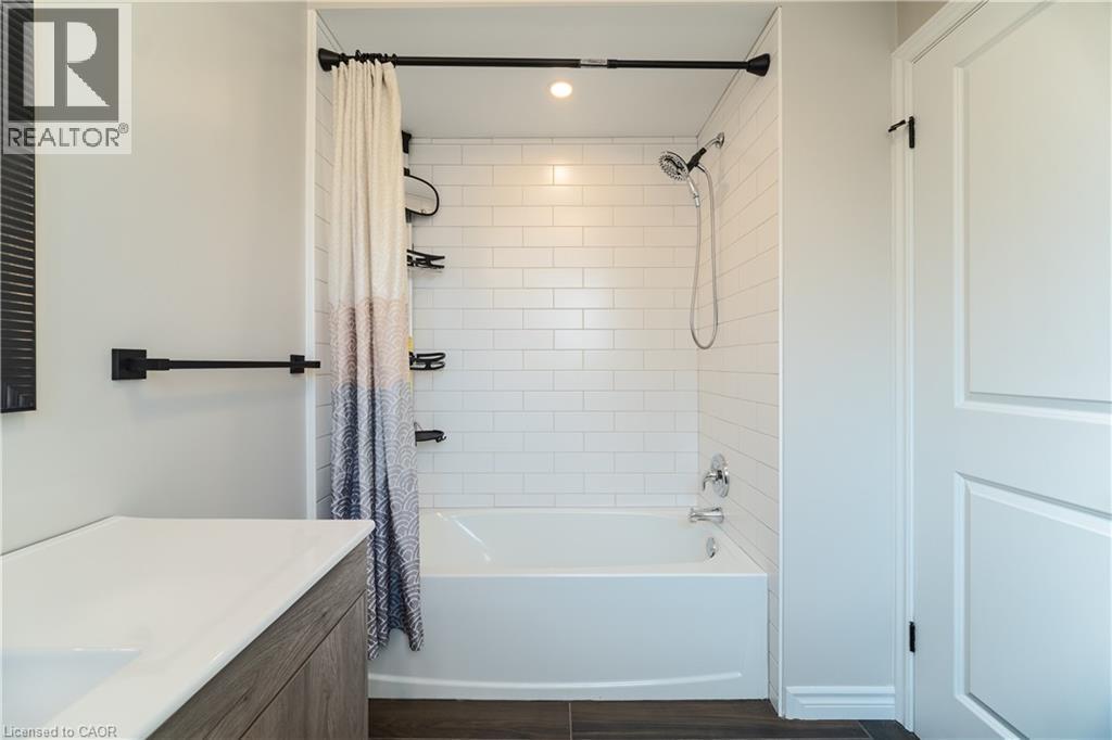 100 North Park Street, Brantford, ON - Indoor Photo Showing Bathroom