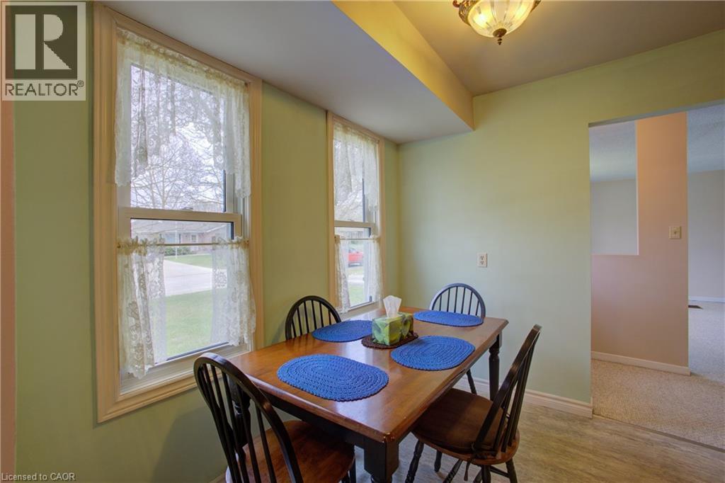 271 Forest Glen Crescent, Mount Forest, ON - Indoor Photo Showing Dining Room