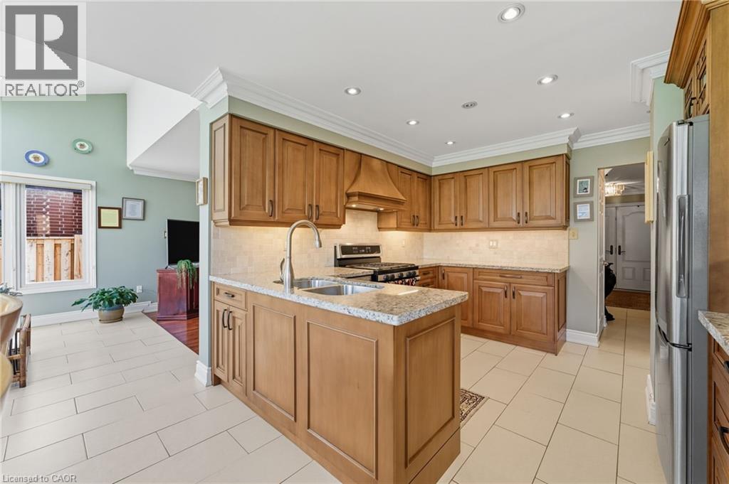 3043 Vanderbilt Road, Mississauga, ON - Indoor Photo Showing Kitchen With Double Sink