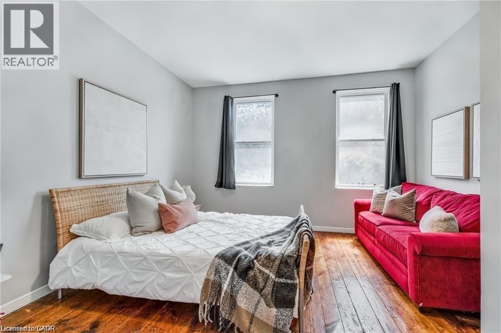 118 Queen Street S, Hamilton, ON - Indoor Photo Showing Bedroom