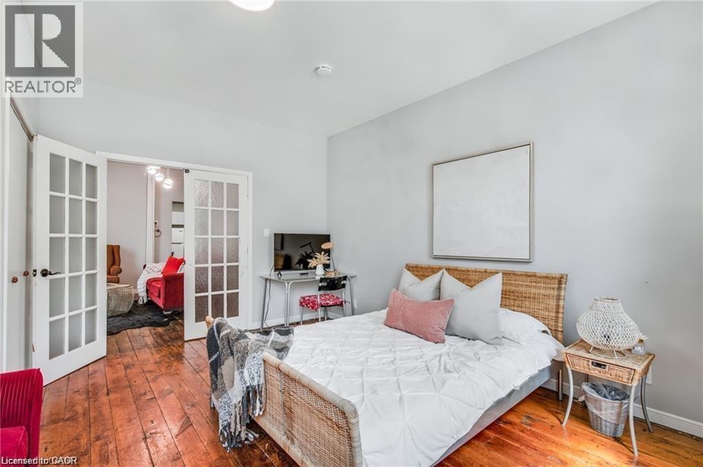 118 Queen Street S, Hamilton, ON - Indoor Photo Showing Bedroom