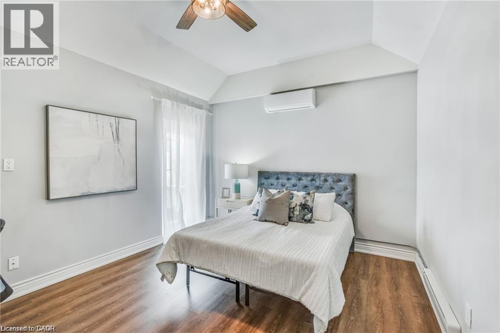 118 Queen Street S, Hamilton, ON - Indoor Photo Showing Bedroom