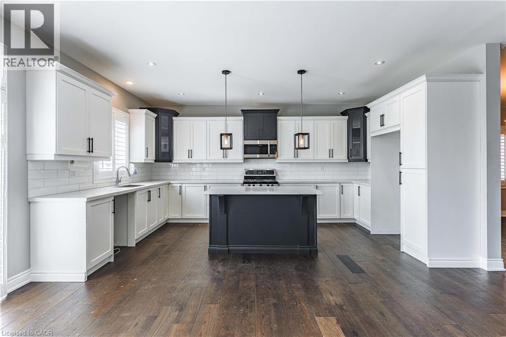 8 Cesar Place, Ancaster, ON - Indoor Photo Showing Kitchen With Upgraded Kitchen