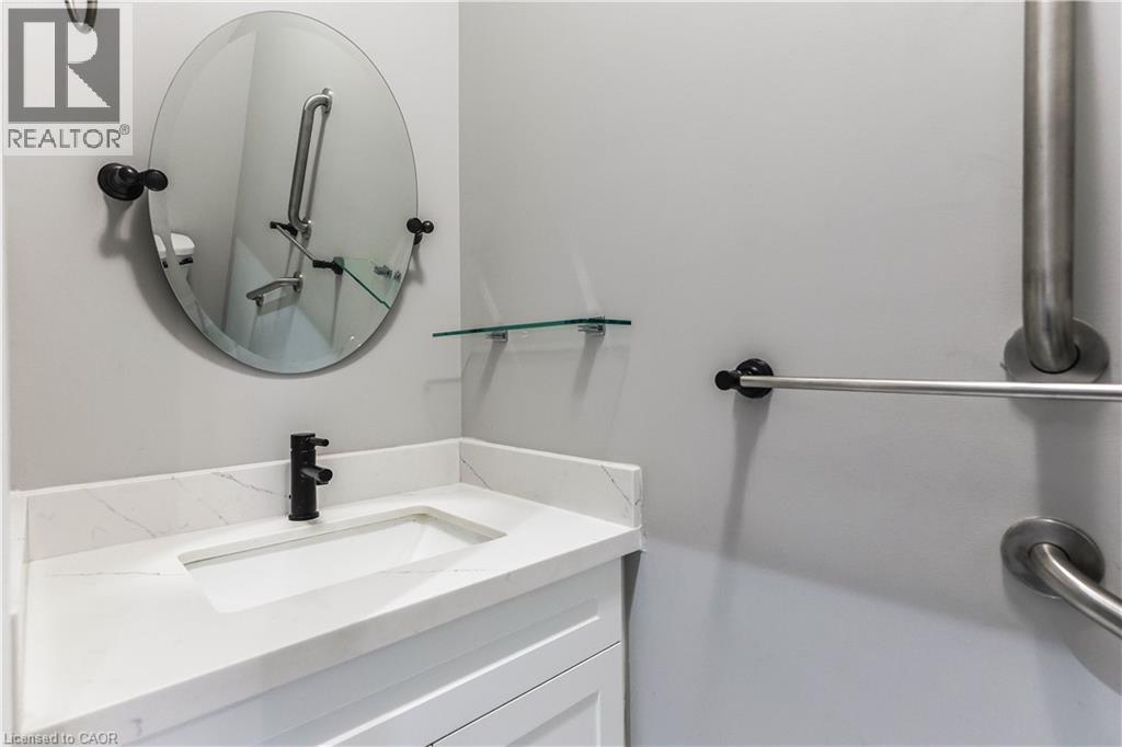 8 Cesar Place, Ancaster, ON - Indoor Photo Showing Bathroom