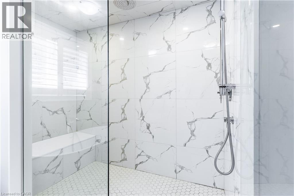 8 Cesar Place, Ancaster, ON - Indoor Photo Showing Bathroom