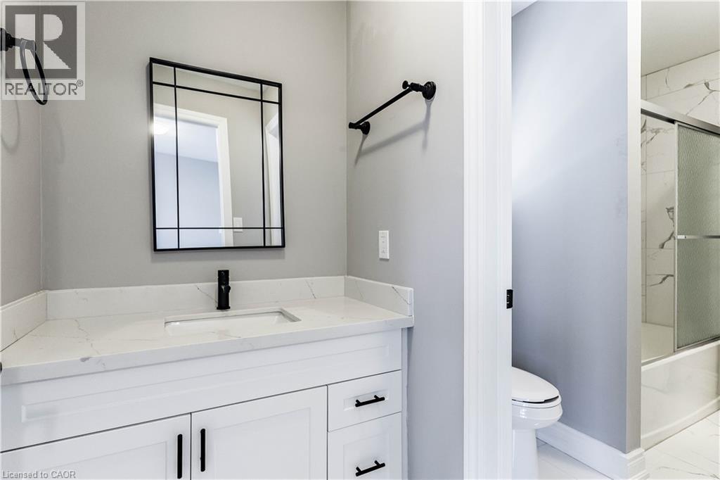 8 Cesar Place, Ancaster, ON - Indoor Photo Showing Bathroom