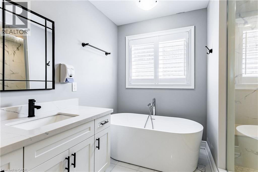 8 Cesar Place, Ancaster, ON - Indoor Photo Showing Bathroom