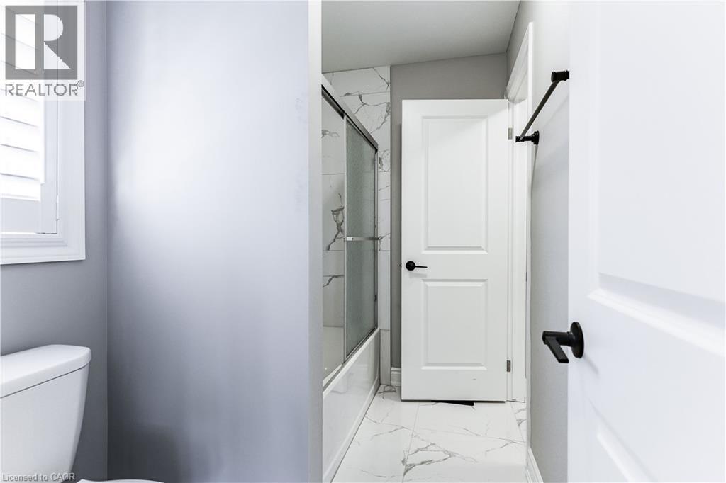 8 Cesar Place, Ancaster, ON - Indoor Photo Showing Bathroom