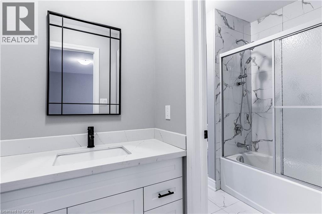 8 Cesar Place, Ancaster, ON - Indoor Photo Showing Bathroom