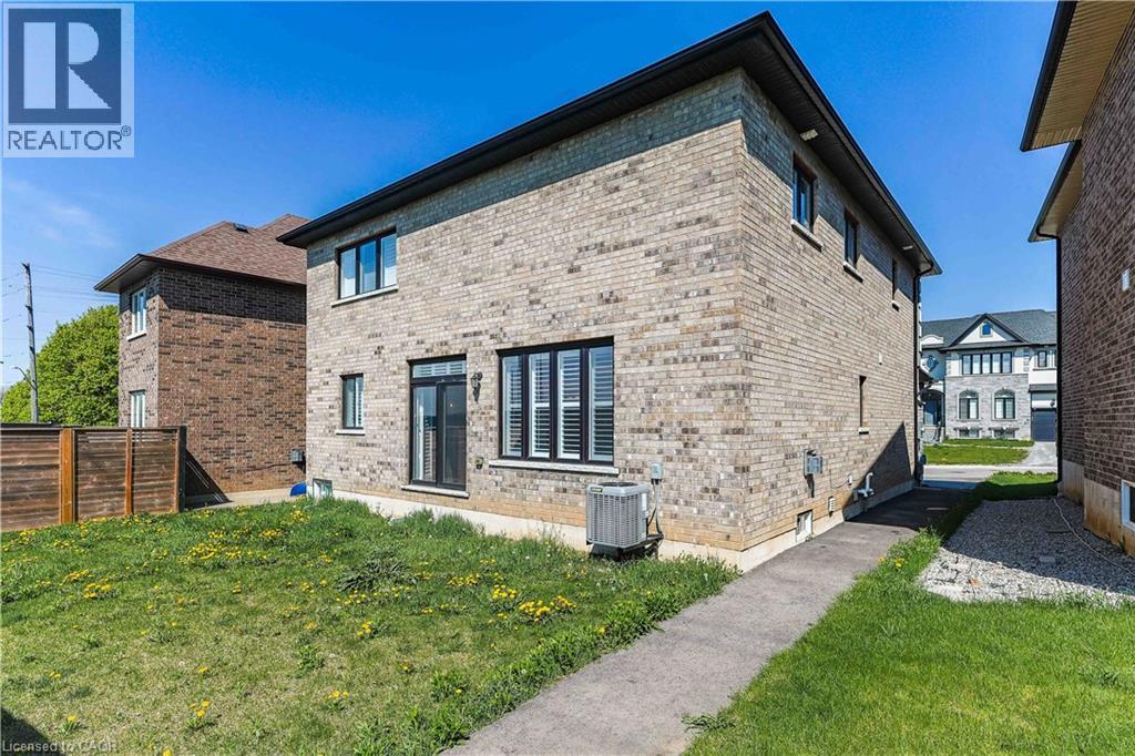 8 Cesar Place, Ancaster, ON - Outdoor