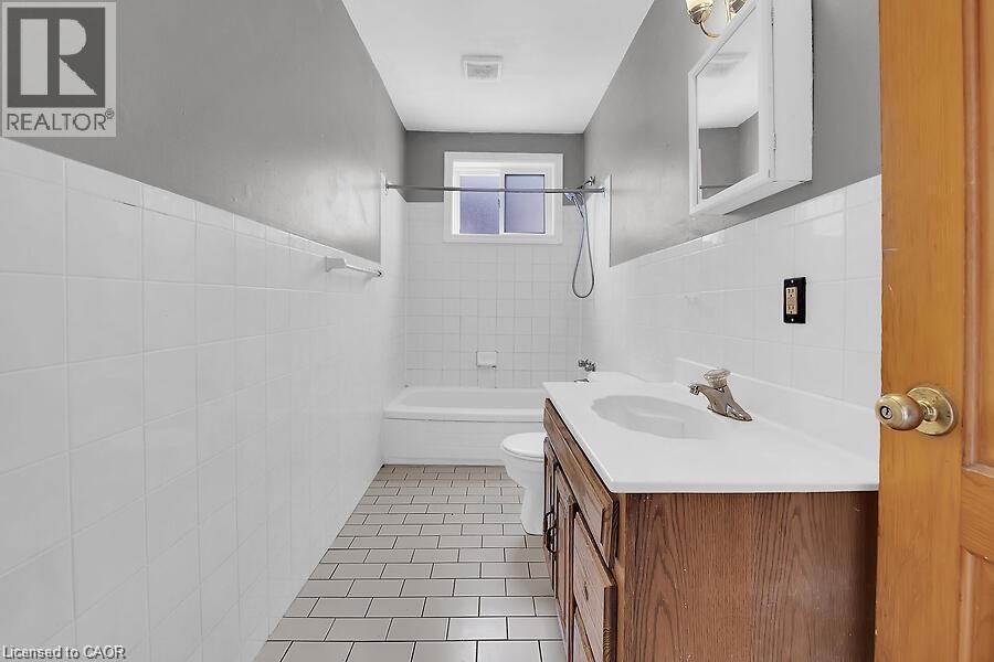 88 Grant Avenue, Hamilton, ON - Indoor Photo Showing Bathroom