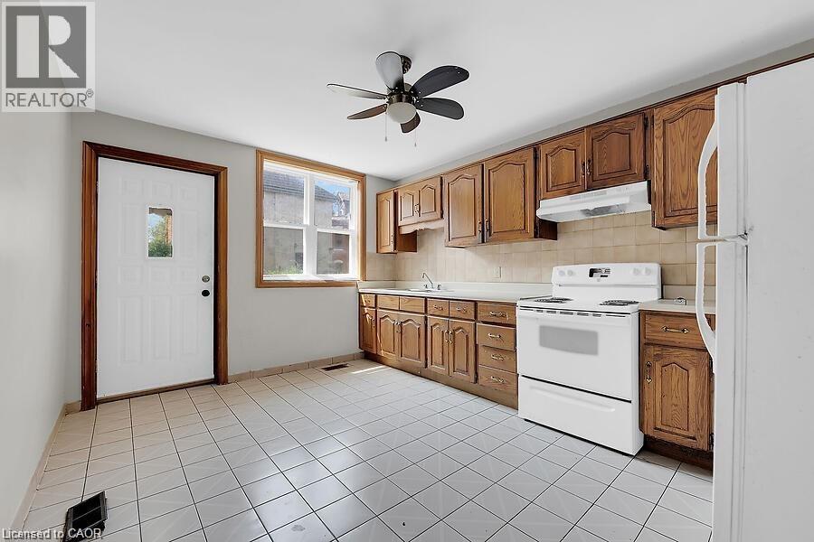88 Grant Avenue, Hamilton, ON - Indoor Photo Showing Kitchen
