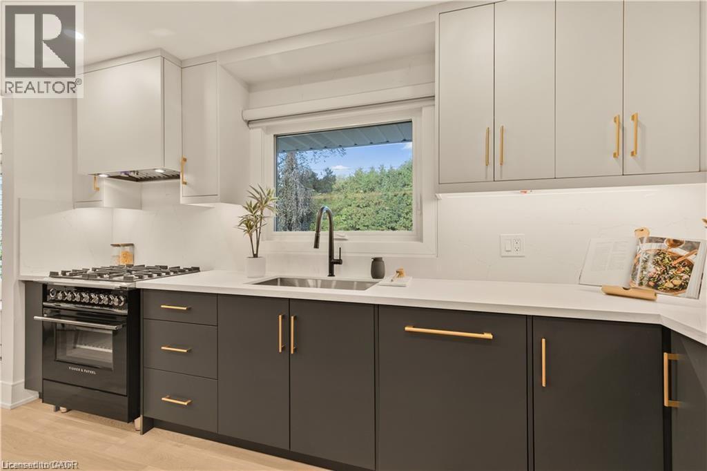 257 Strathcona Drive, Burlington, ON - Indoor Photo Showing Kitchen With Upgraded Kitchen