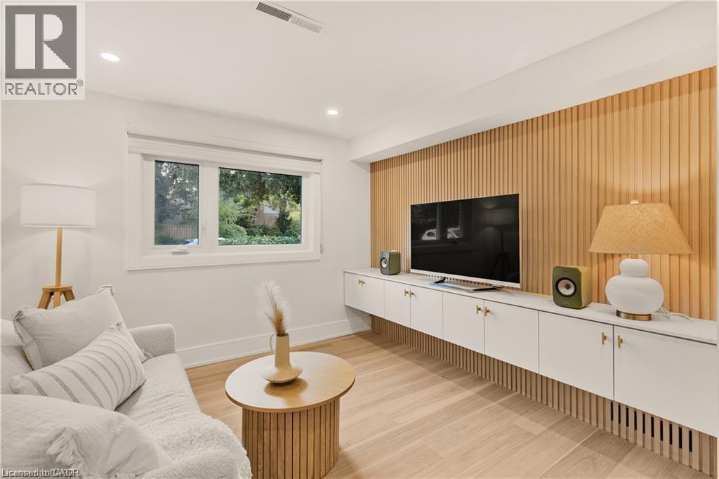 257 Strathcona Drive, Burlington, ON - Indoor Photo Showing Living Room