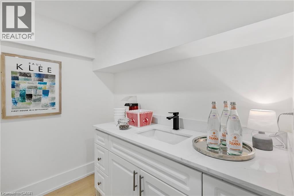 257 Strathcona Drive, Burlington, ON - Indoor Photo Showing Bathroom