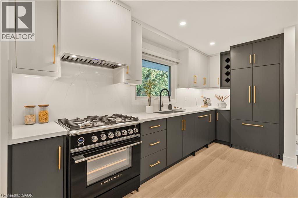 257 Strathcona Drive, Burlington, ON - Indoor Photo Showing Kitchen With Upgraded Kitchen