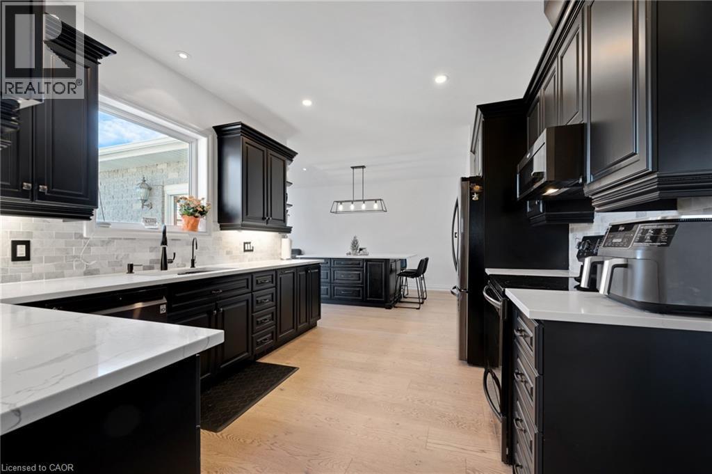 1295 Sheffield Road, Cambridge, ON - Indoor Photo Showing Kitchen With Upgraded Kitchen