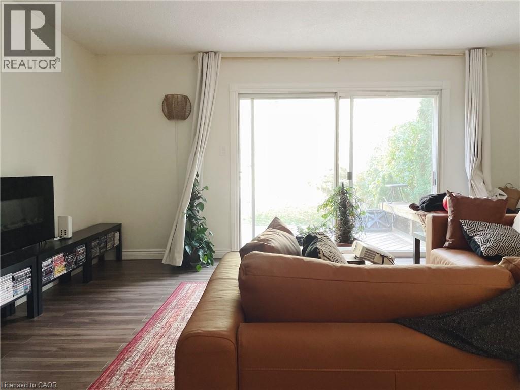 340 Pioneer Drive, Kitchener, ON - Indoor Photo Showing Living Room