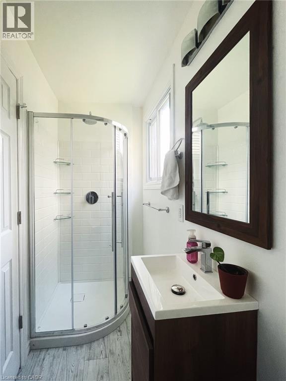 340 Pioneer Drive, Kitchener, ON - Indoor Photo Showing Bathroom