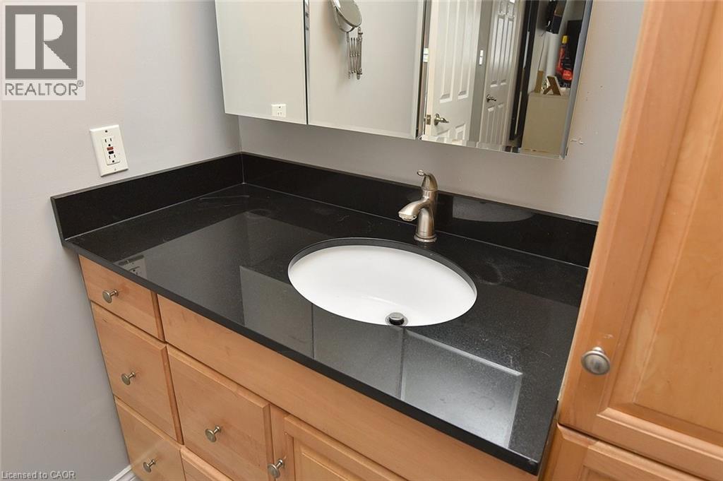 65 Rolston Drive, Hamilton, ON - Indoor Photo Showing Bathroom