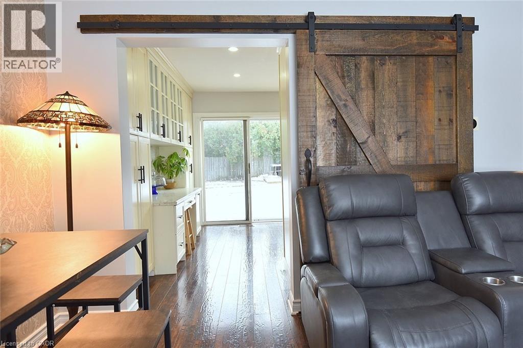 65 Rolston Drive, Hamilton, ON - Indoor Photo Showing Living Room