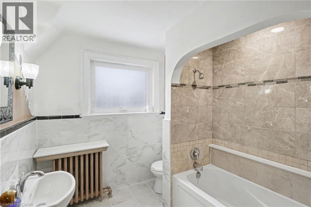 218 Weber Street E, Kitchener, ON - Indoor Photo Showing Bathroom